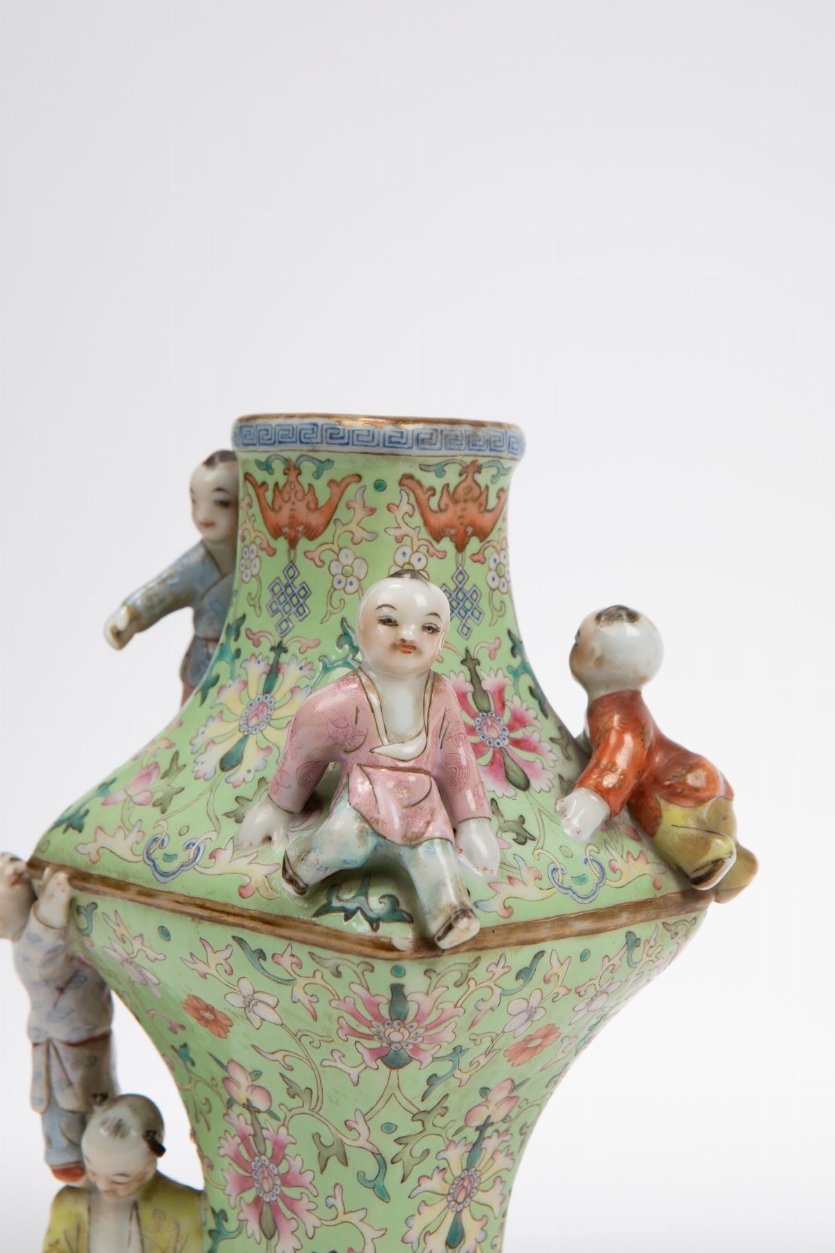 Vaso in porcellana Famiglia Rosa, Repubblica di Cina (1912-1949), altezza cm 19,6