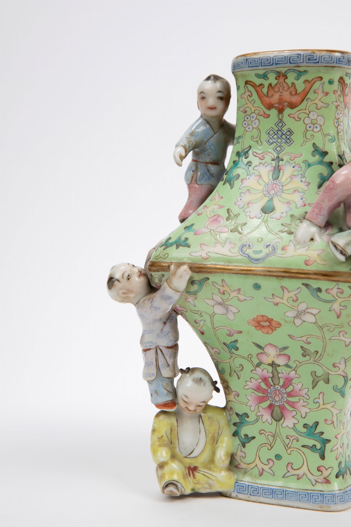 Vaso in porcellana Famiglia Rosa, Repubblica di Cina (1912-1949), altezza cm 19,6