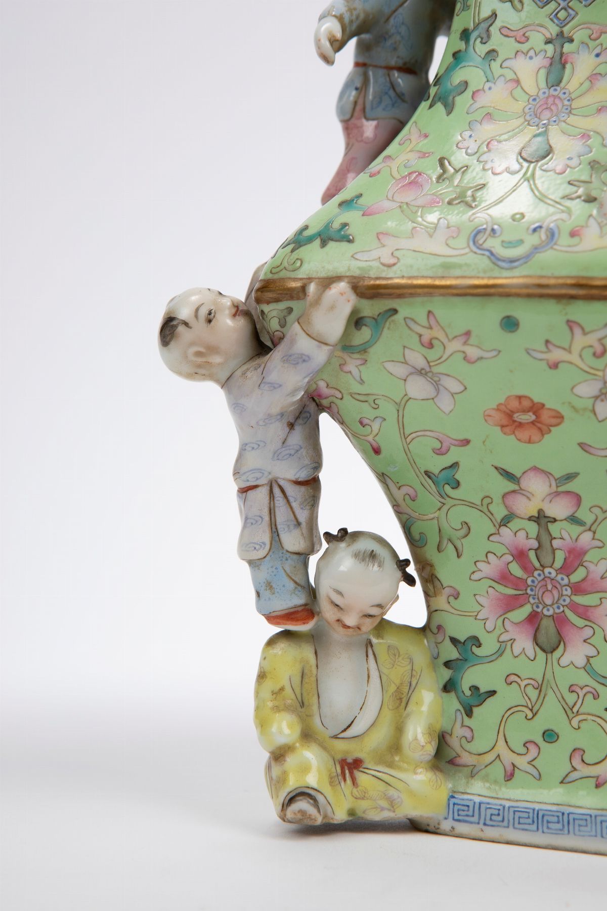 Vaso in porcellana Famiglia Rosa, Repubblica di Cina (1912-1949), altezza cm 19,6