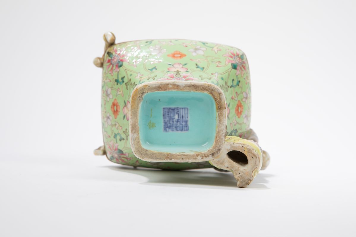 Vaso in porcellana Famiglia Rosa, Repubblica di Cina (1912-1949), altezza cm 19,6