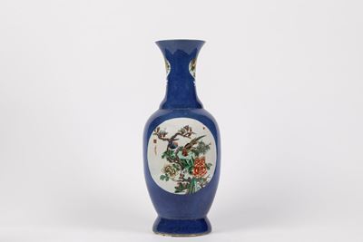 Vaso in porcellana, Famiglia Verde, a fondo 'Powder Blue', Cina, inizio XX secolo