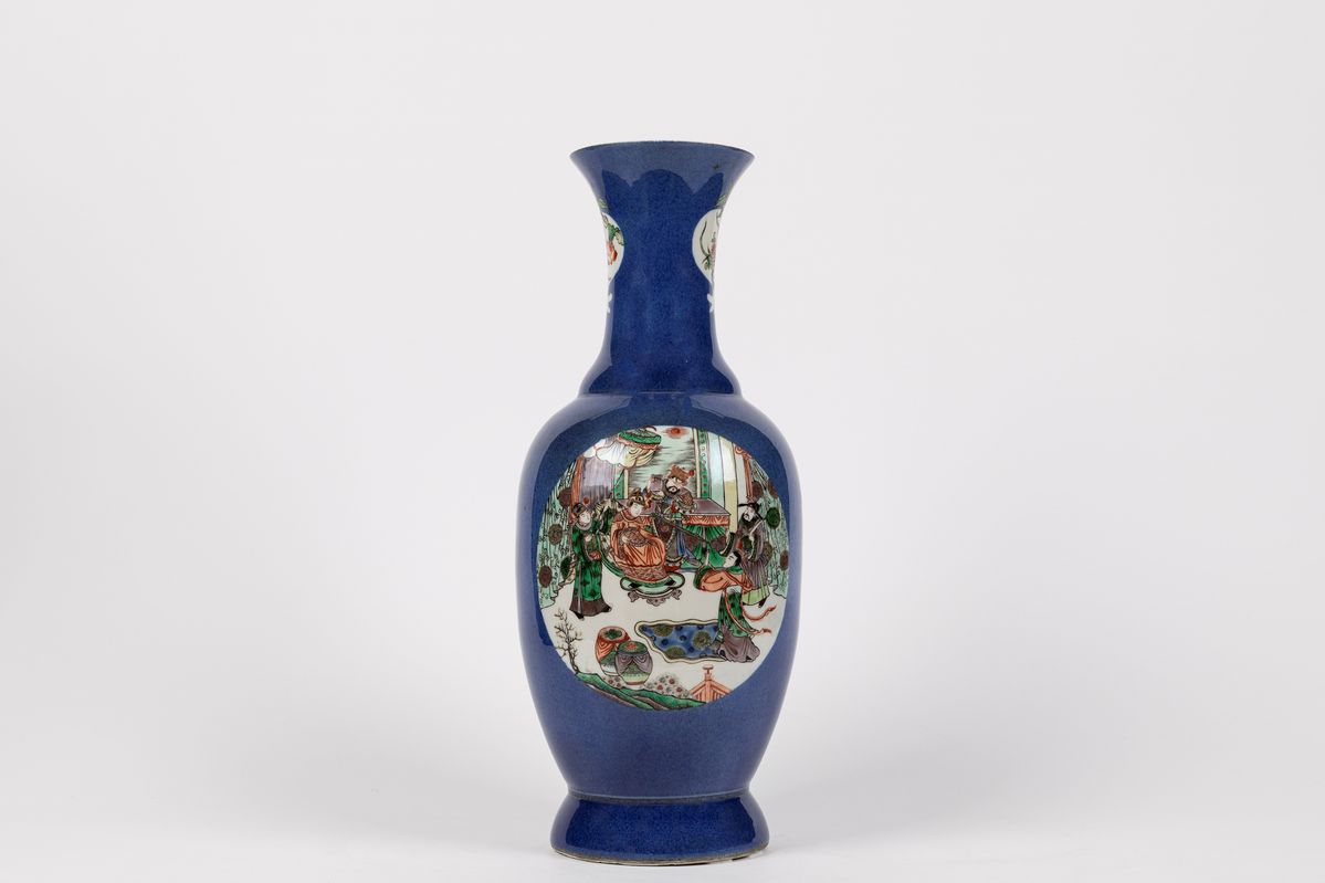 Vaso in porcellana, Famiglia Verde, a fondo 'Powder Blue', Cina, inizio XX secolo