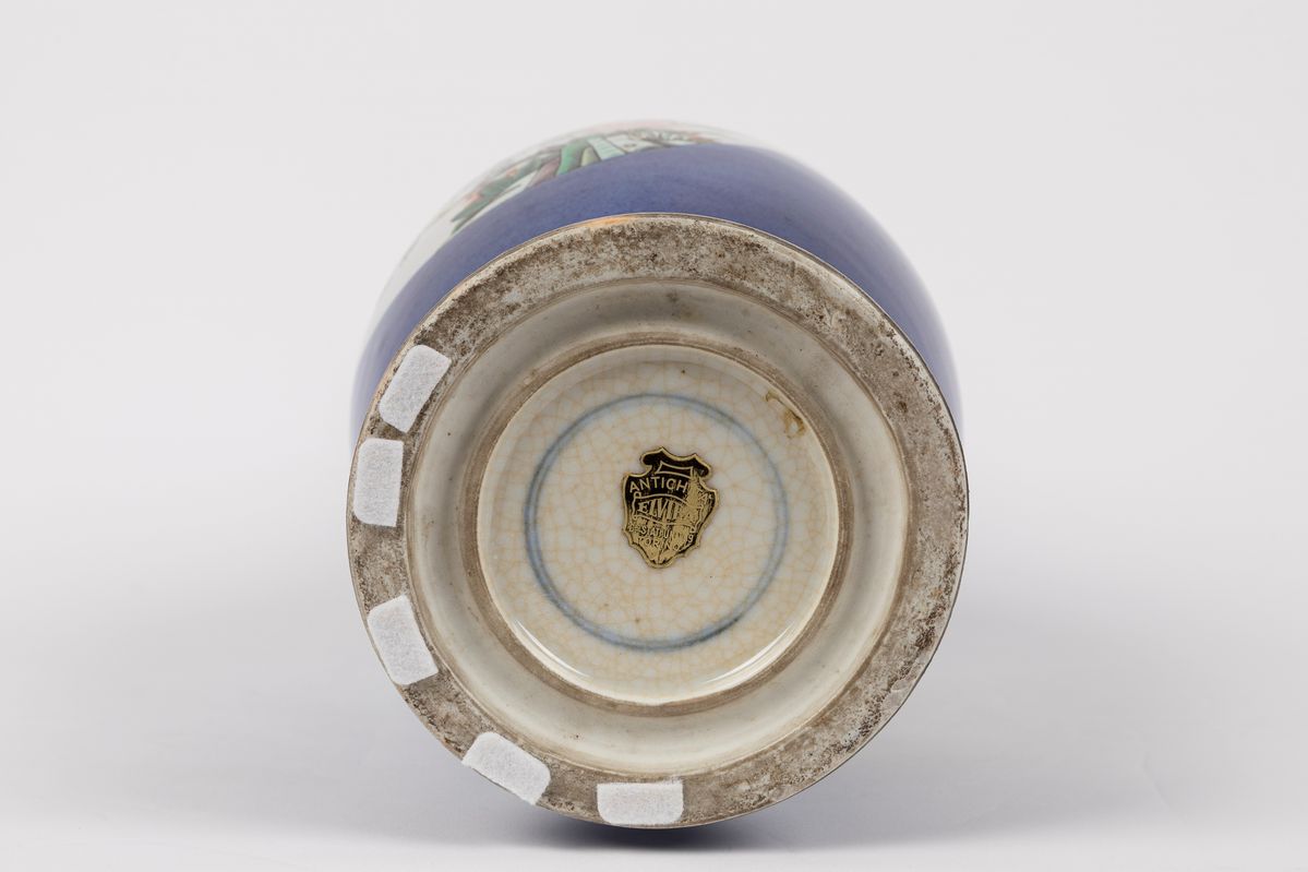 Vaso in porcellana, Famiglia Verde, a fondo 'Powder Blue', Cina, inizio XX secolo