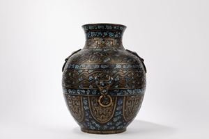 A LARGE PORCELAIN VASE