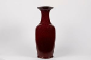 A LARGE MONOCHROME PORCELAIN BALUSTER SHAPED VASE