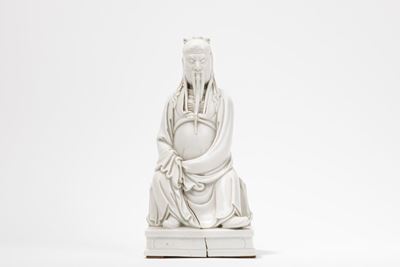 Cina, periodo Kangxi (1661-1722), Figura in porcellana Dehua raffigurante Guandi