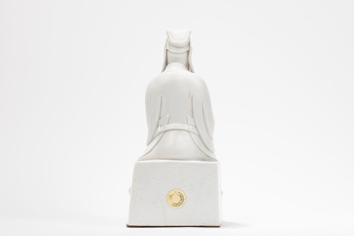Cina, periodo Kangxi (1661-1722), Figura in porcellana Dehua raffigurante Guandi