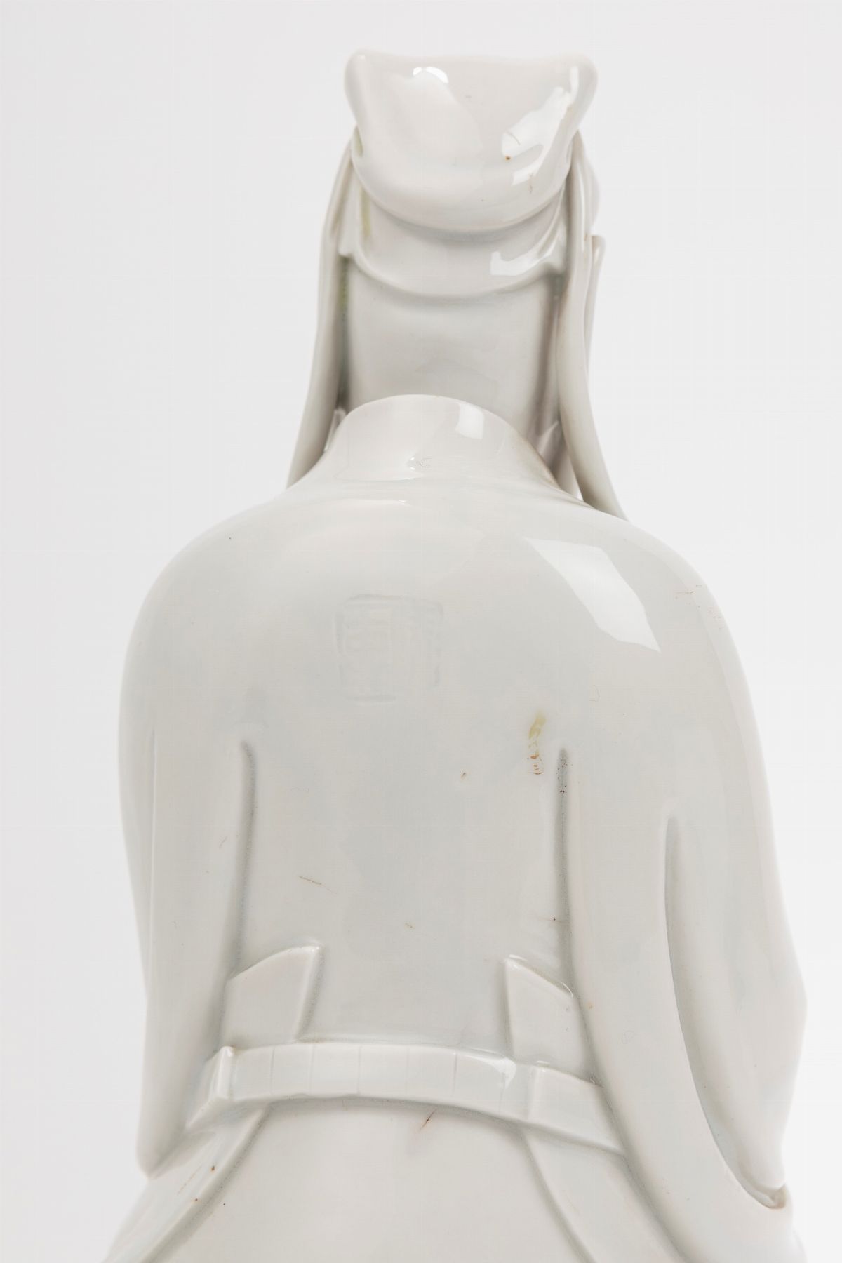 Cina, periodo Kangxi (1661-1722), Figura in porcellana Dehua raffigurante Guandi