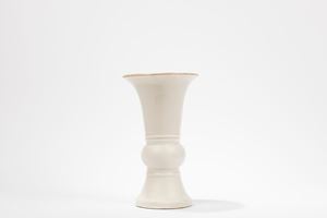 A DEHUA PORCELAIN VASE