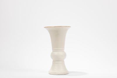 Vaso in porcellana Dehua, Cina, periodo K, h 23,5 cm