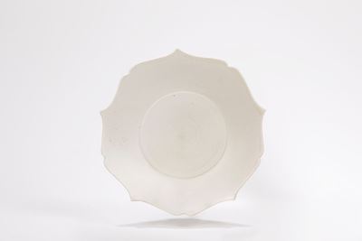 Cina, Piatto lobato monocromo in smalto bianco-avorio, Cinque Dinastie (907-960)