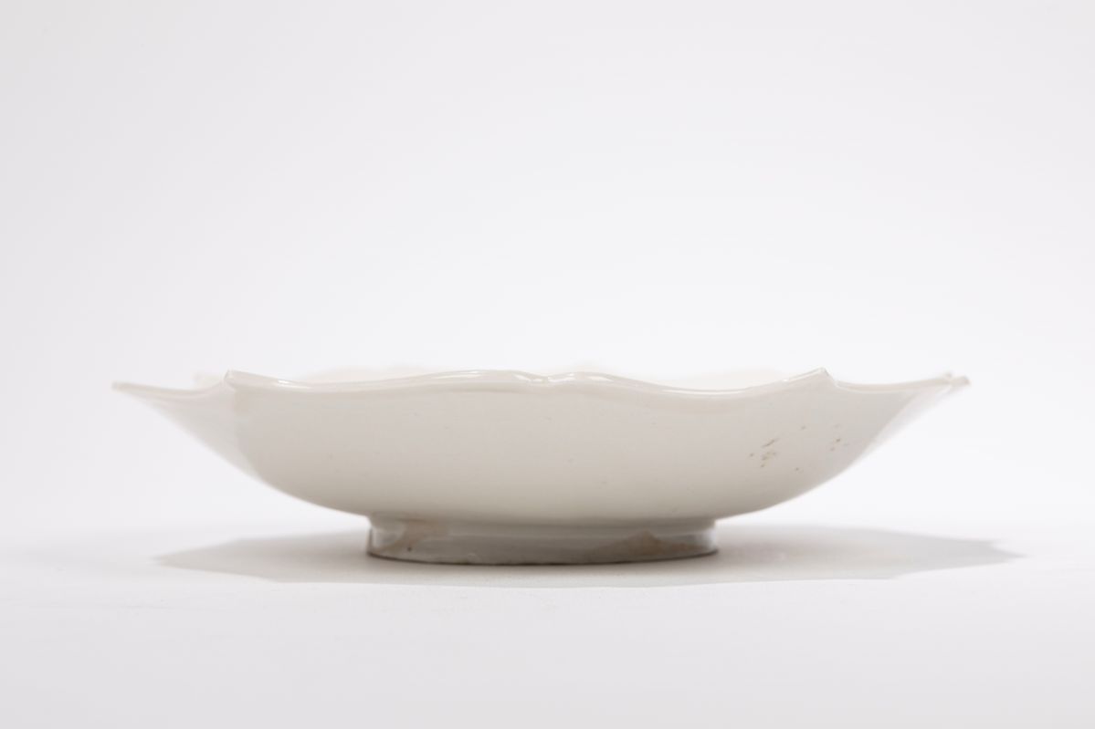 Cina, Piatto lobato monocromo in smalto bianco-avorio, Cinque Dinastie (907-960)