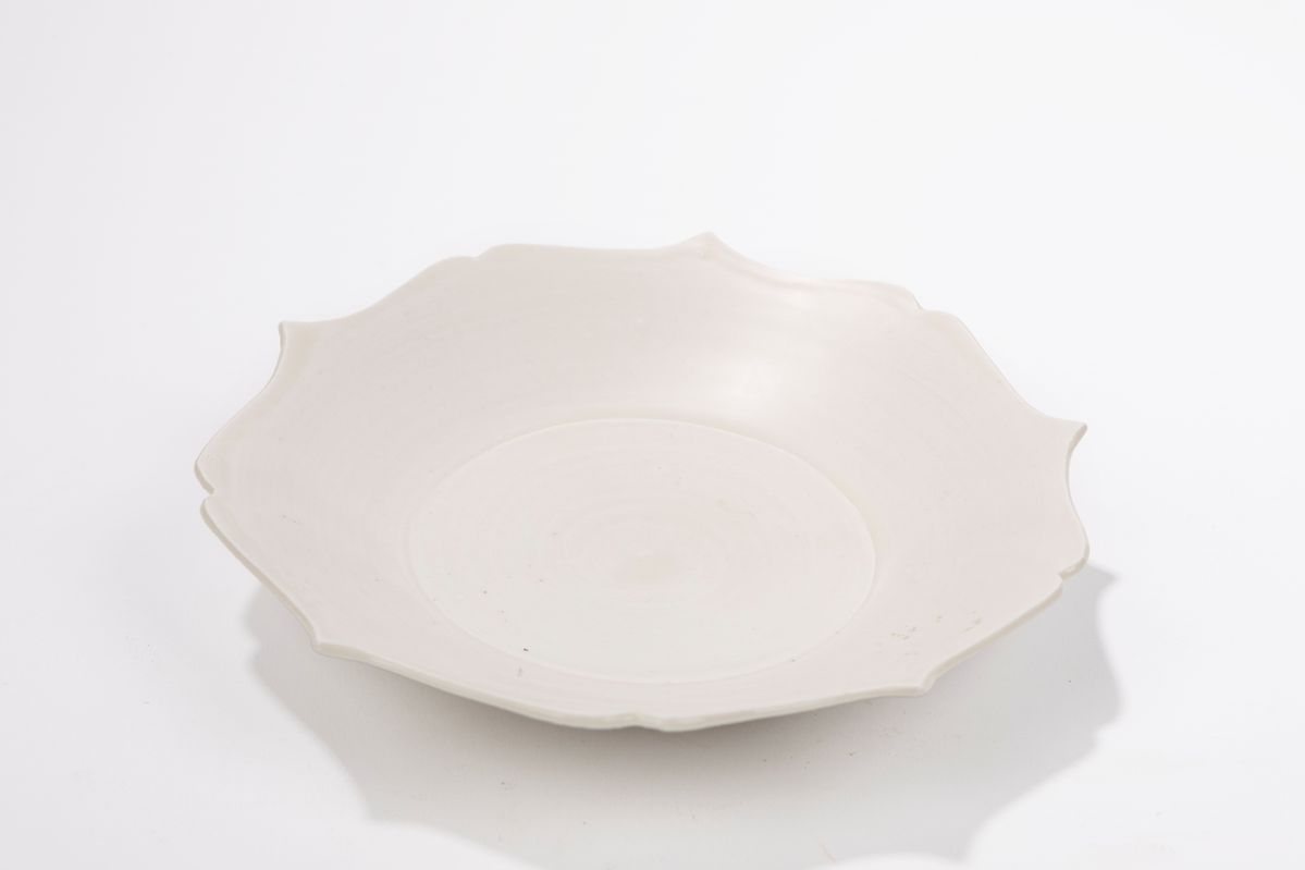 Cina, Piatto lobato monocromo in smalto bianco-avorio, Cinque Dinastie (907-960)