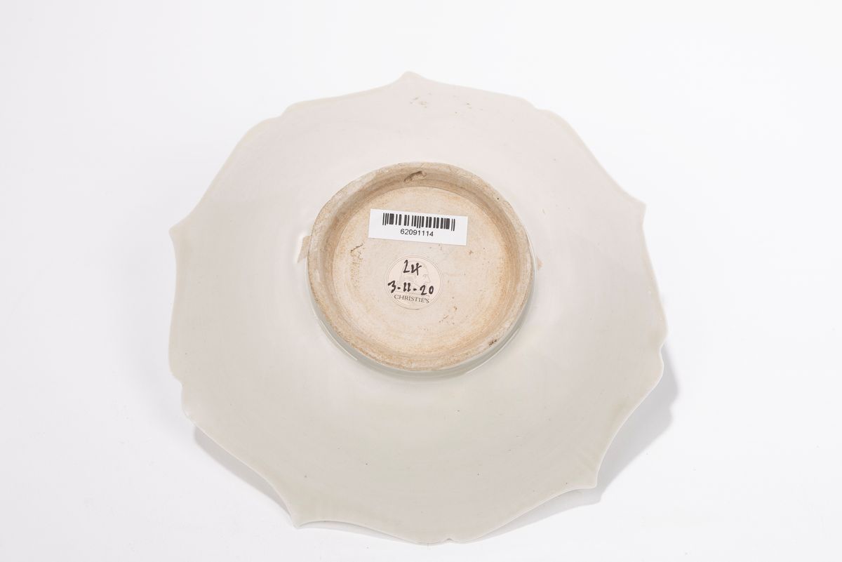Cina, Piatto lobato monocromo in smalto bianco-avorio, Cinque Dinastie (907-960)