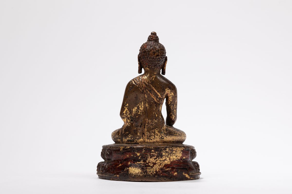 Buddha Shakyamuni, Scultura in rame dorato, h 14 cm, Tibet, XVIII / XIX secolo