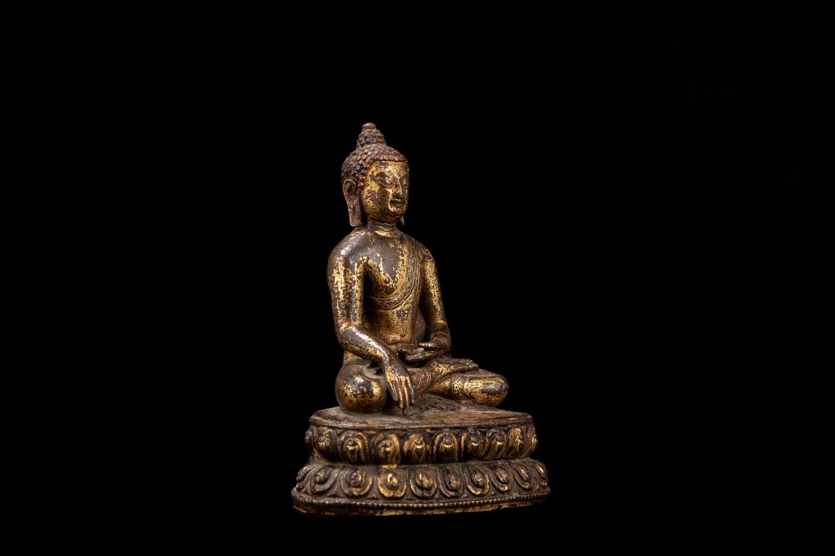 Buddha Shakyamuni, Scultura in rame dorato, h 14 cm, Tibet, XVIII / XIX secolo