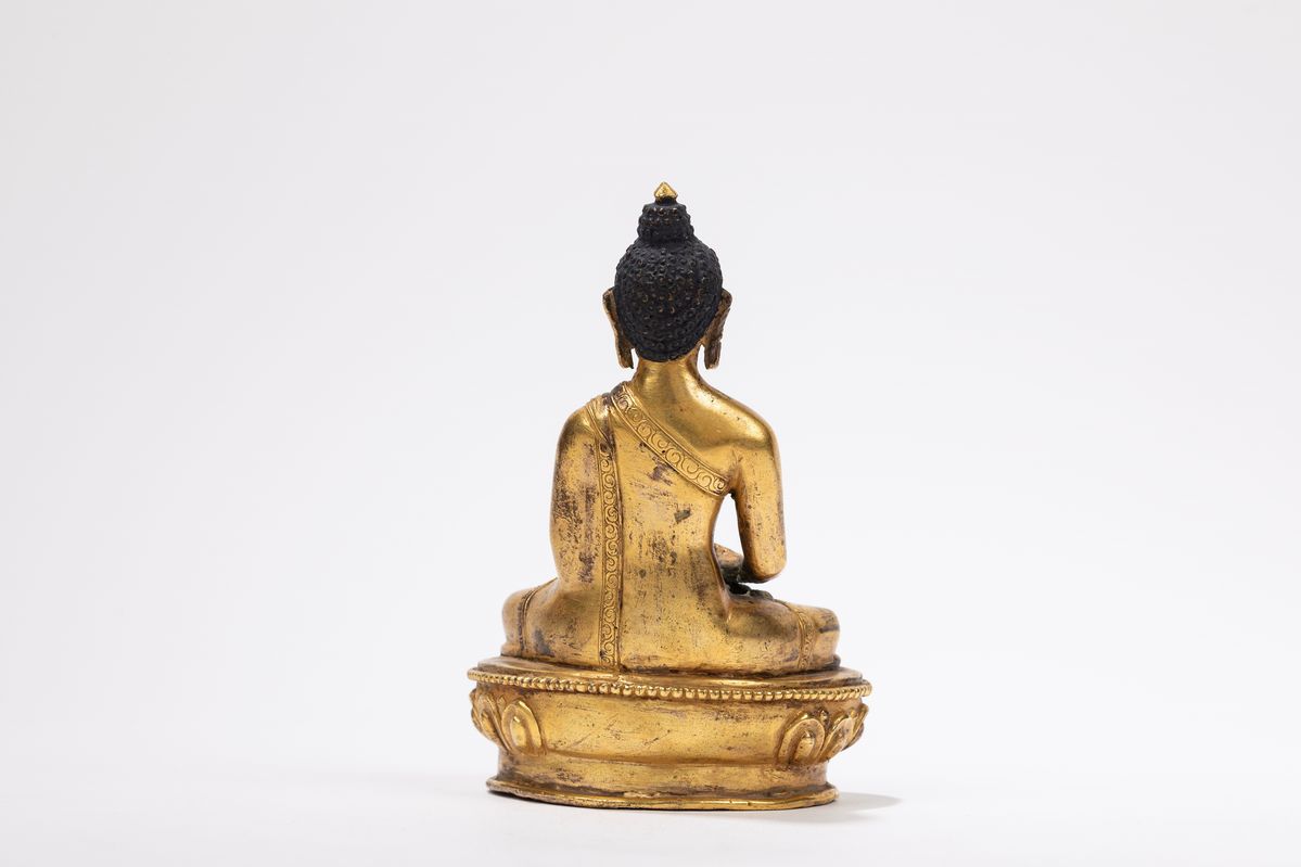 Buddha, Scultura in bronzo dorato, h 12 cm, Tibet - Nepal, XVIII secolo
