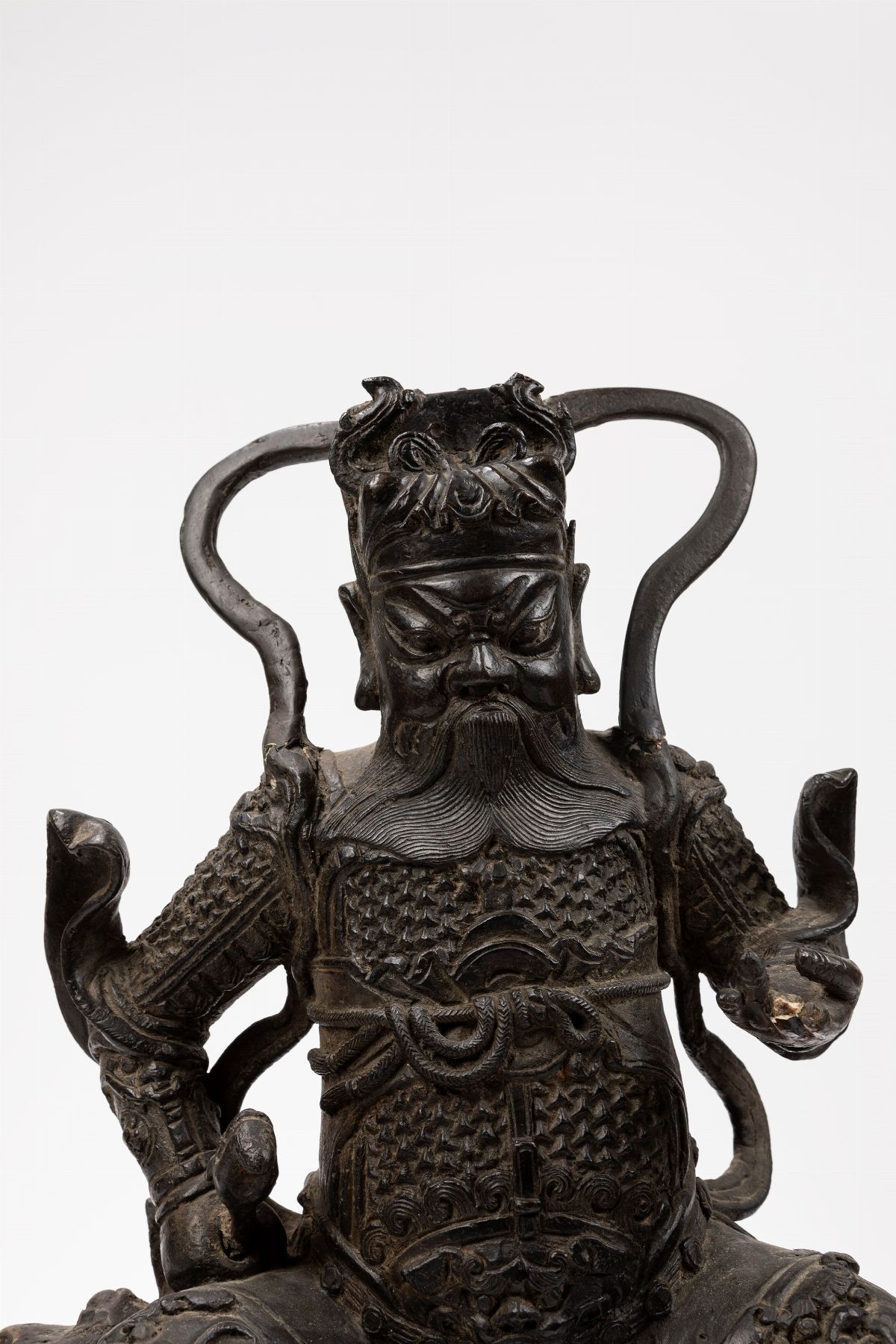 Scultura cinese in bronzo, Figura di guerriero armato su leone, Dinastia Ming