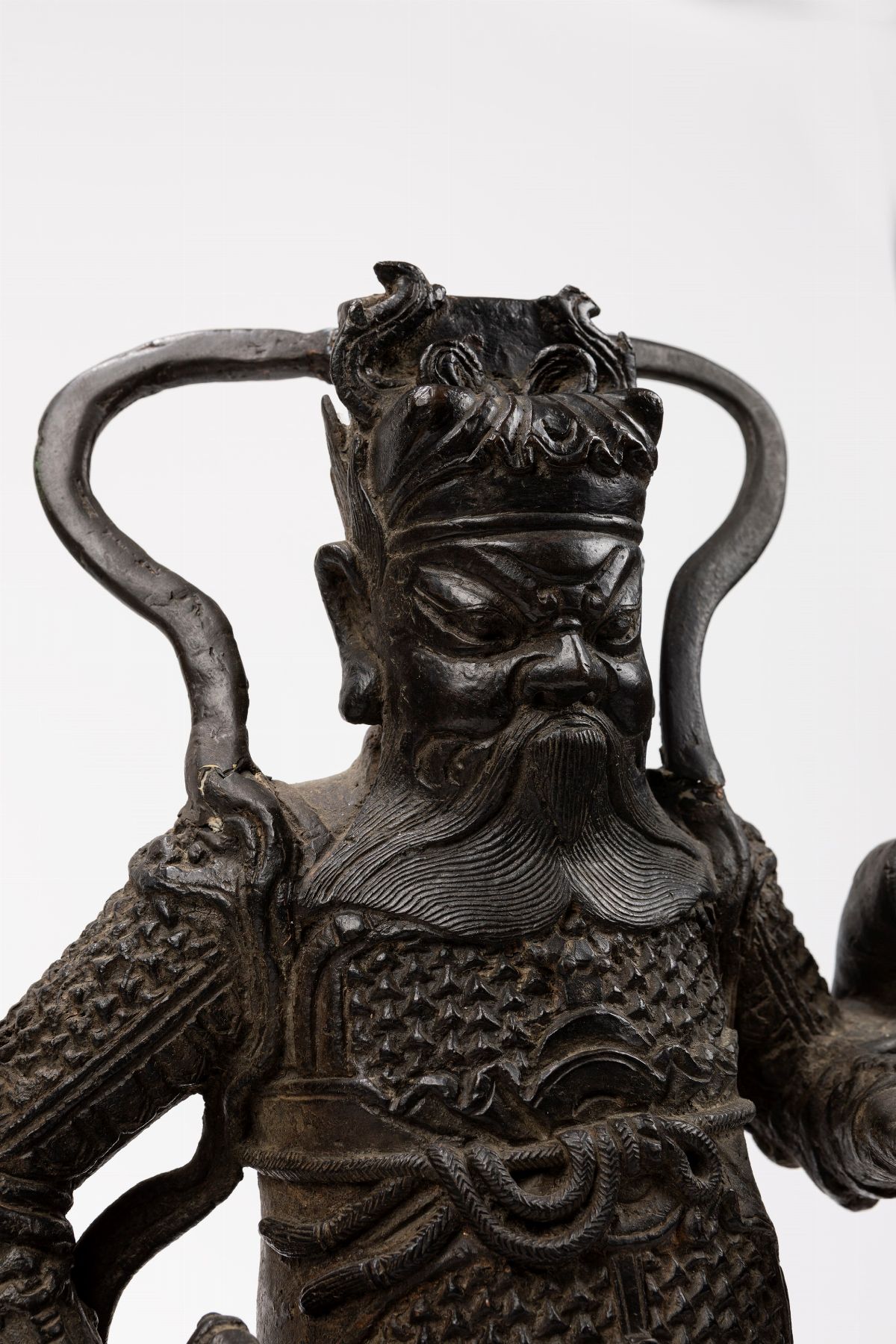 Scultura cinese in bronzo, Figura di guerriero armato su leone, Dinastia Ming