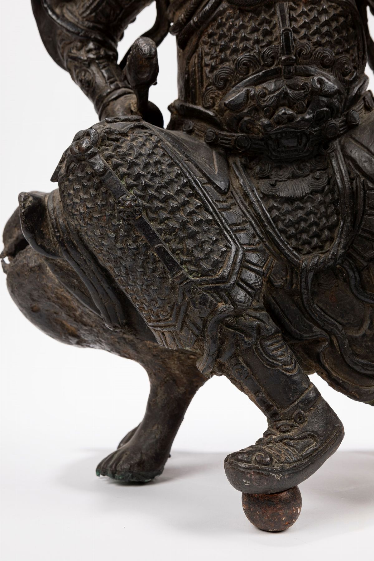 Scultura cinese in bronzo, Figura di guerriero armato su leone, Dinastia Ming