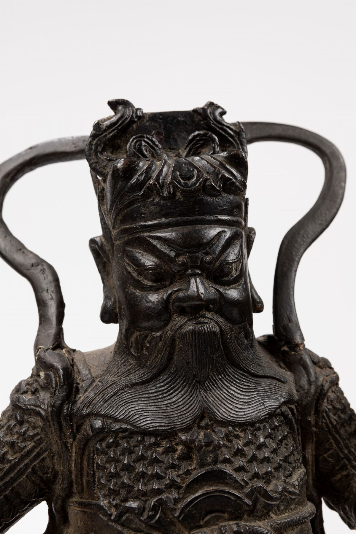Scultura cinese in bronzo, Figura di guerriero armato su leone, Dinastia Ming