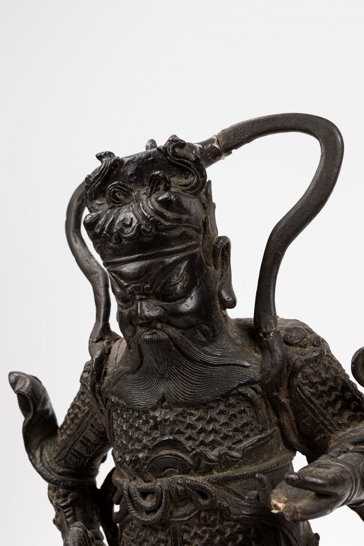 Scultura cinese in bronzo, Figura di guerriero armato su leone, Dinastia Ming
