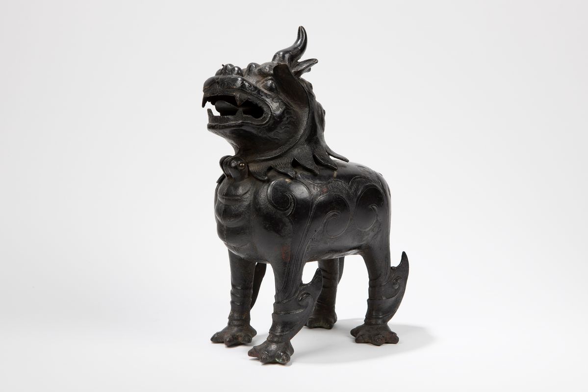 Incensiere in bronzo a forma di cane di pho, Cina, dinastia Ming (1368-1644)