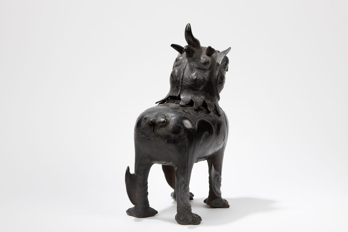 Incensiere in bronzo a forma di cane di pho, Cina, dinastia Ming (1368-1644)