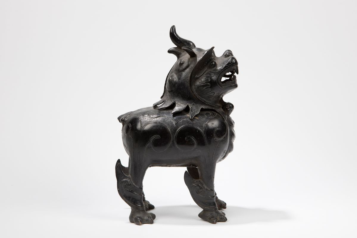 Incensiere in bronzo a forma di cane di pho, Cina, dinastia Ming (1368-1644)