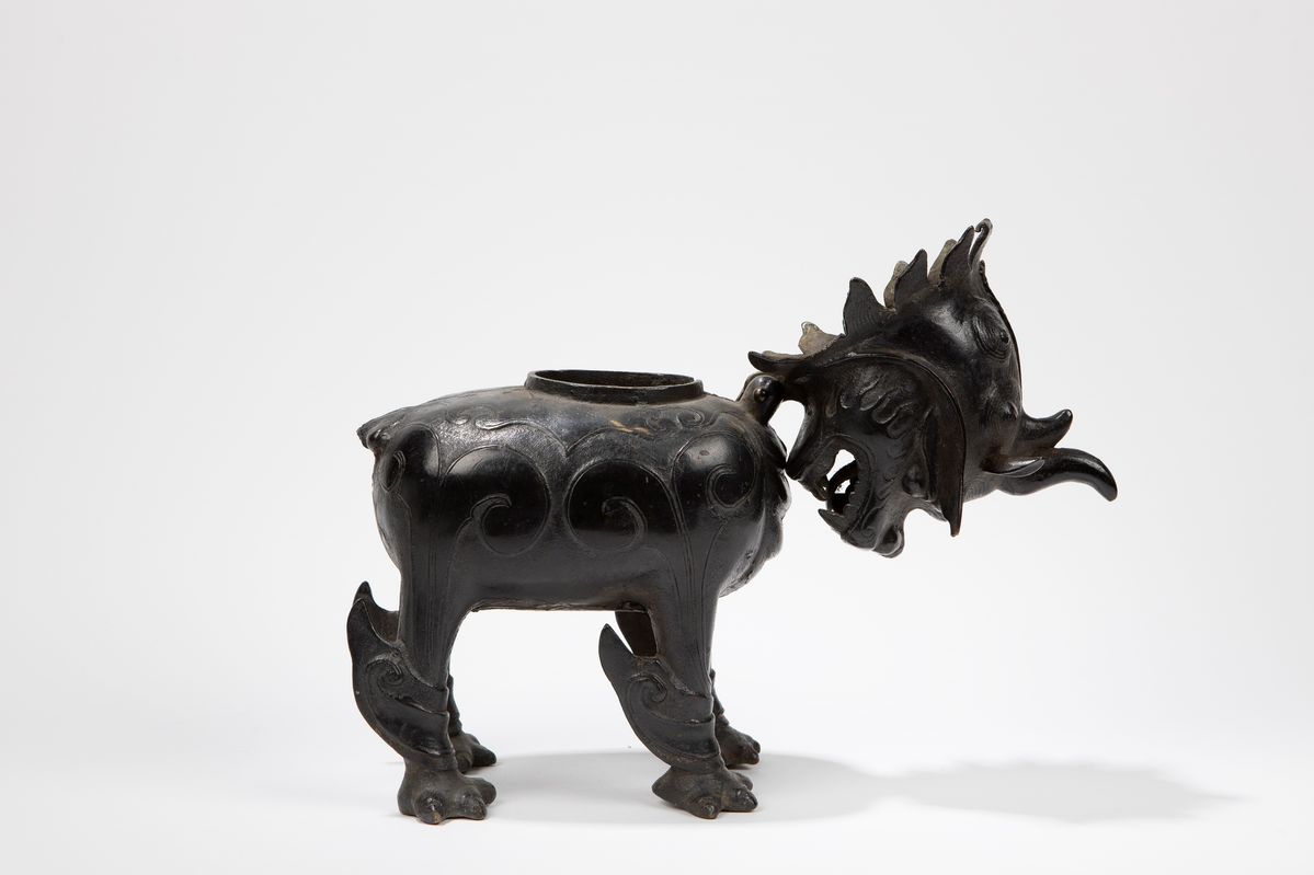Incensiere in bronzo a forma di cane di pho, Cina, dinastia Ming (1368-1644)