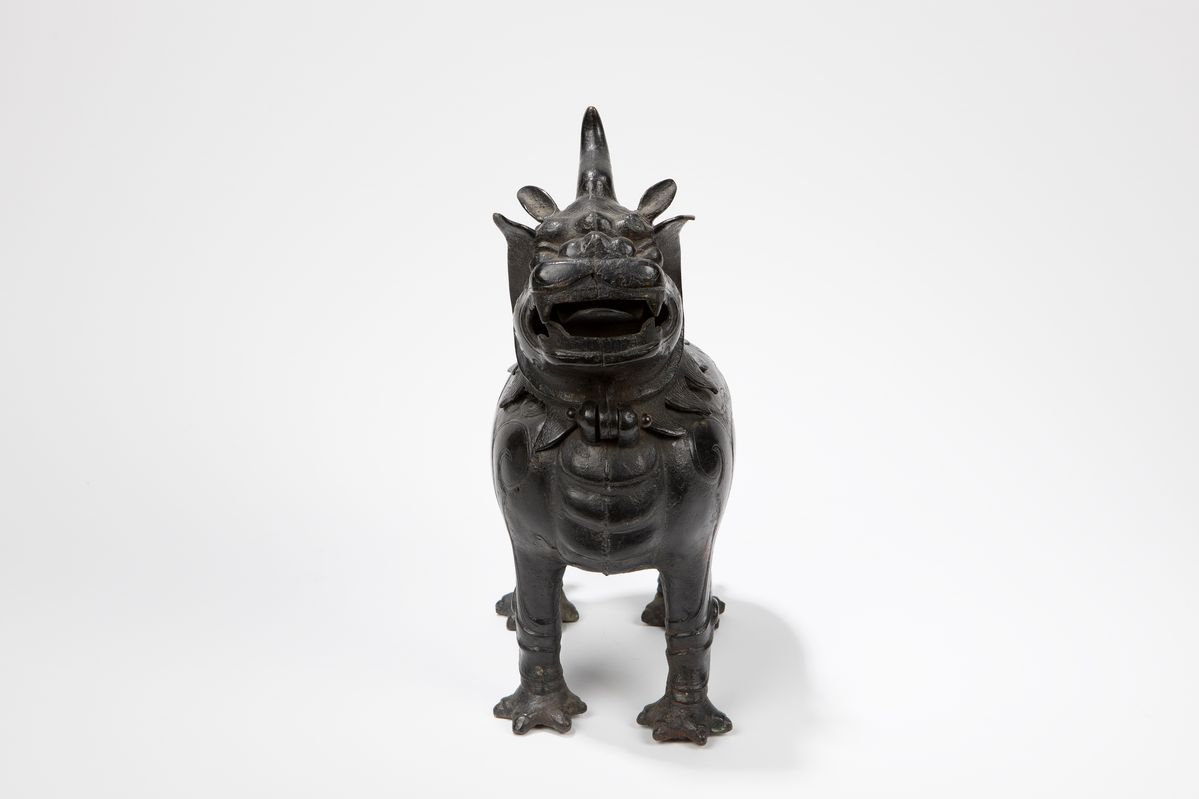 Incensiere in bronzo a forma di cane di pho, Cina, dinastia Ming (1368-1644)