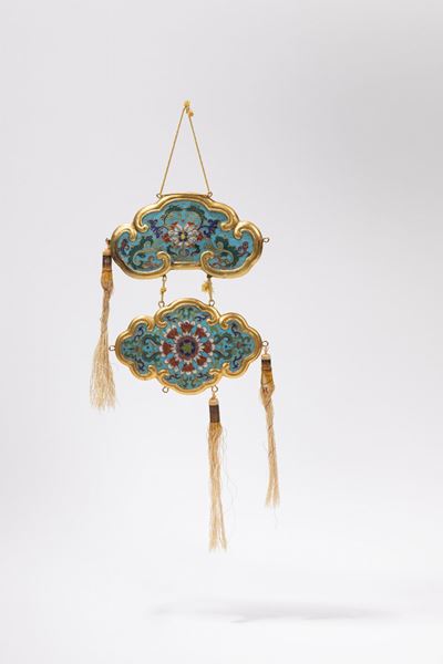 Cina, dinastia Qing, Due placche in rame dorato e cloisonné, XVIII secolo