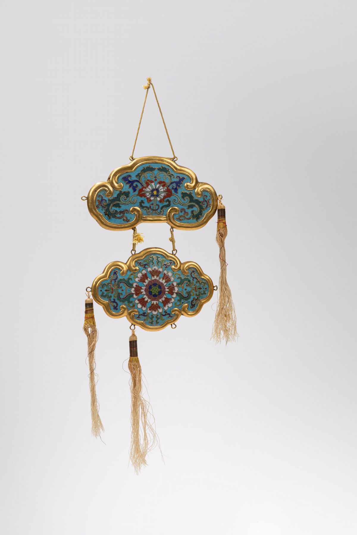 Cina, dinastia Qing, Due placche in rame dorato e cloisonné, XVIII secolo