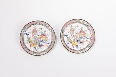 Cina, coppia di piattini in rame smaltato, periodo Yongzheng (1723-1735)
