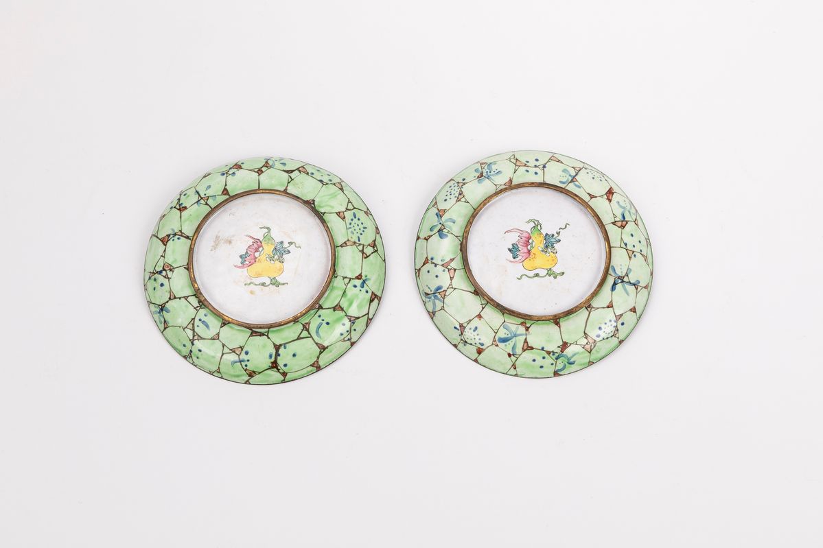 Cina, coppia di piattini in rame smaltato, periodo Yongzheng (1723-1735)