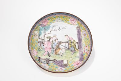 Cina, Piatto in rame smaltato con figure europee, Qianlong (1735-1796)