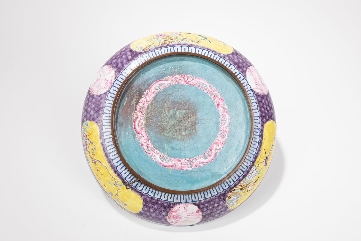Cina, Piatto in rame smaltato con figure europee, Qianlong (1735-1796)
