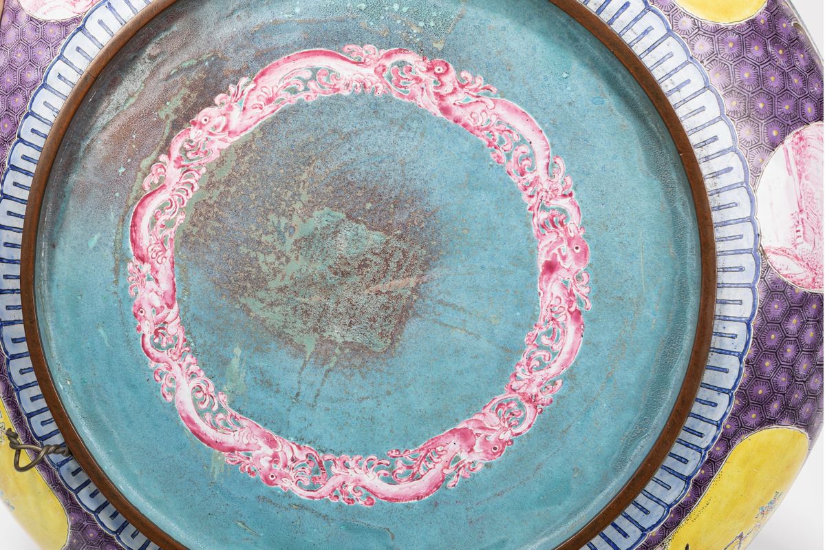 Cina, Piatto in rame smaltato con figure europee, Qianlong (1735-1796)