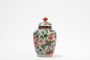 A SMALL WUCAI PORCELAIN VASE AND COVER