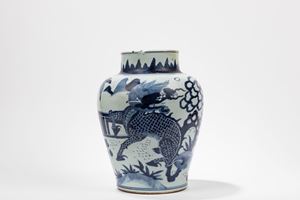 A BLUE AND WHITE PORCELAIN POTICHE
