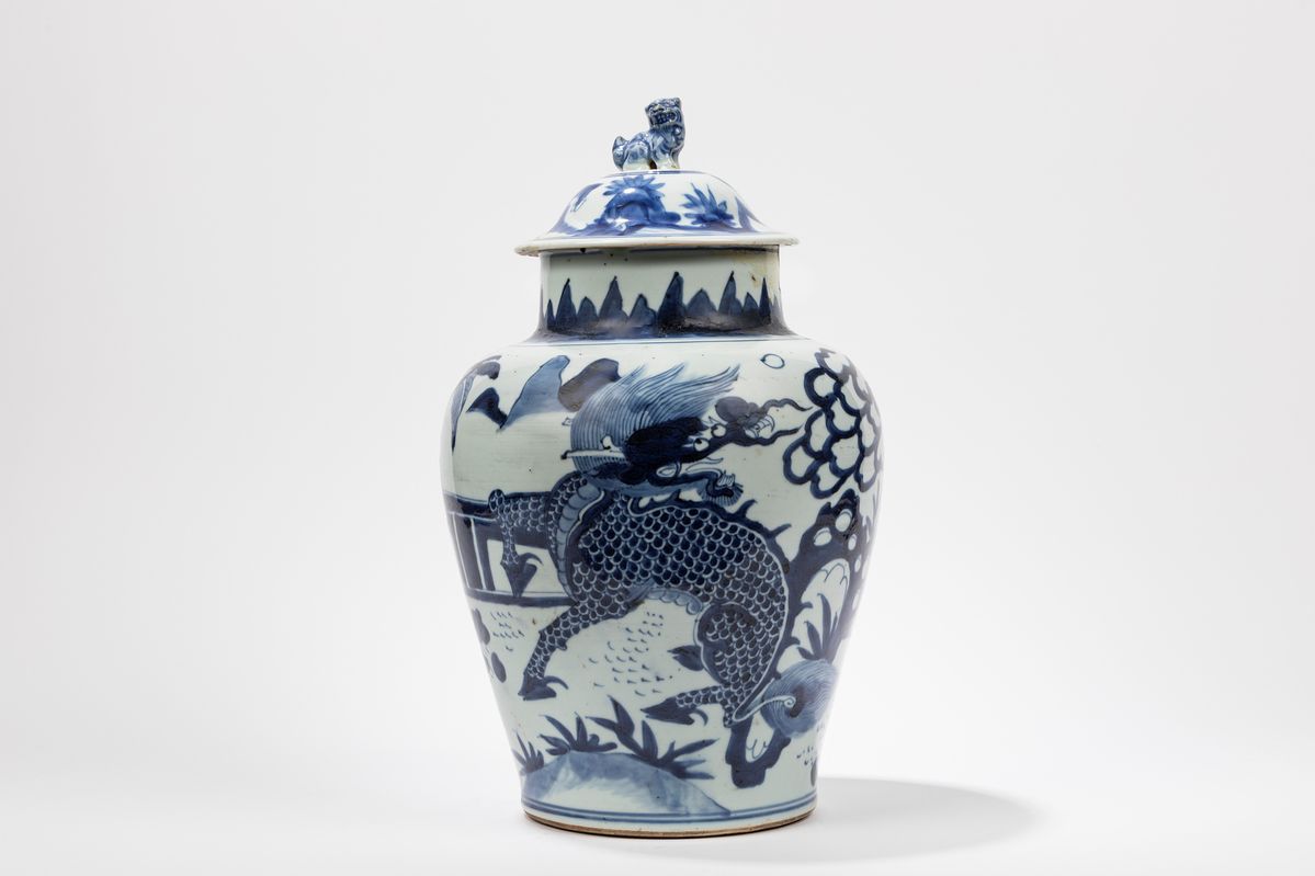 Potichel in porcellana bianca e blu, Cina, XVII secolo