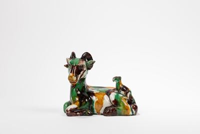 Cina, periodo Kangxi (1661-1722), Figura in porcellana 'Uova e Spinacio' a forma di capra con cuc...