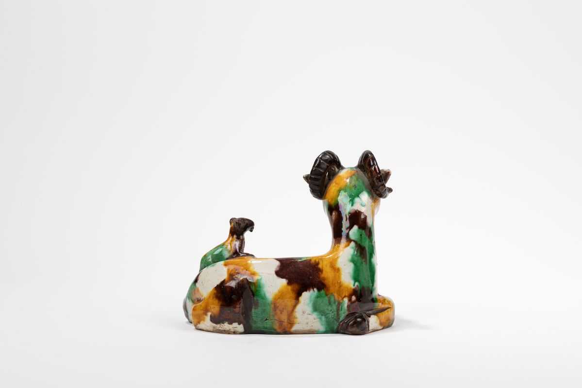 Cina, periodo Kangxi (1661-1722), Figura in porcellana 'Uova e Spinacio' a forma di capra con cuc...