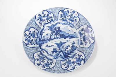 Cina, Grande piatto in porcellana bianca e blu, Kangxi (1661-1722)