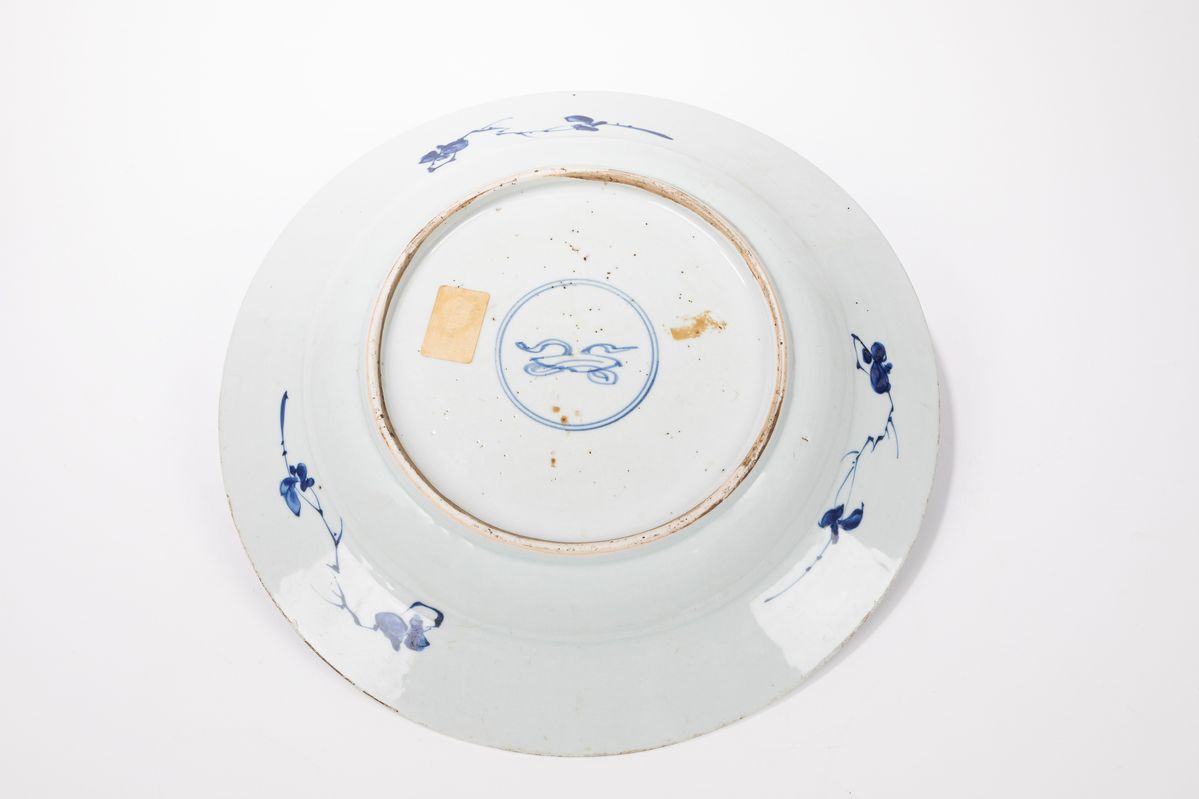 Cina, Grande piatto in porcellana bianca e blu, Kangxi (1661-1722)