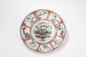 A LARGE FAMILLE VERTE PORCELAIN PLATE