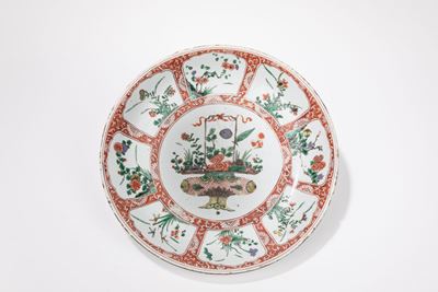 Cina, Grande Piatto in Porcellana Famiglia Verde, periodo Kangxi (1661-1722)