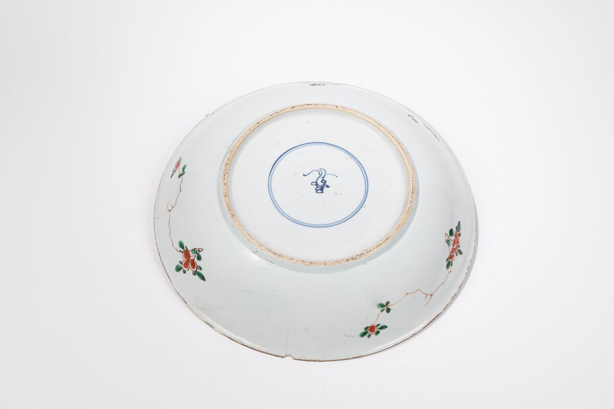 Cina, Grande Piatto in Porcellana Famiglia Verde, periodo Kangxi (1661-1722)