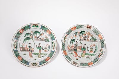 COPPIA DI PIATTI IN PORCELLANA FAMIGLIA VERDE CON FIGURE, Cina, periodo Kangxi (1661-1722), diame...