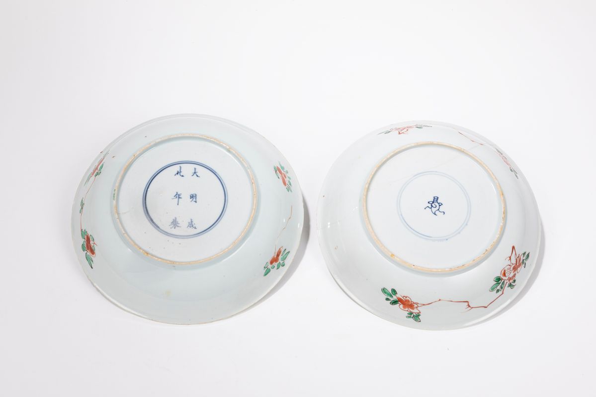 Cina, Due rari piatti in porcellana, periodo Kangxi (1661-1722)